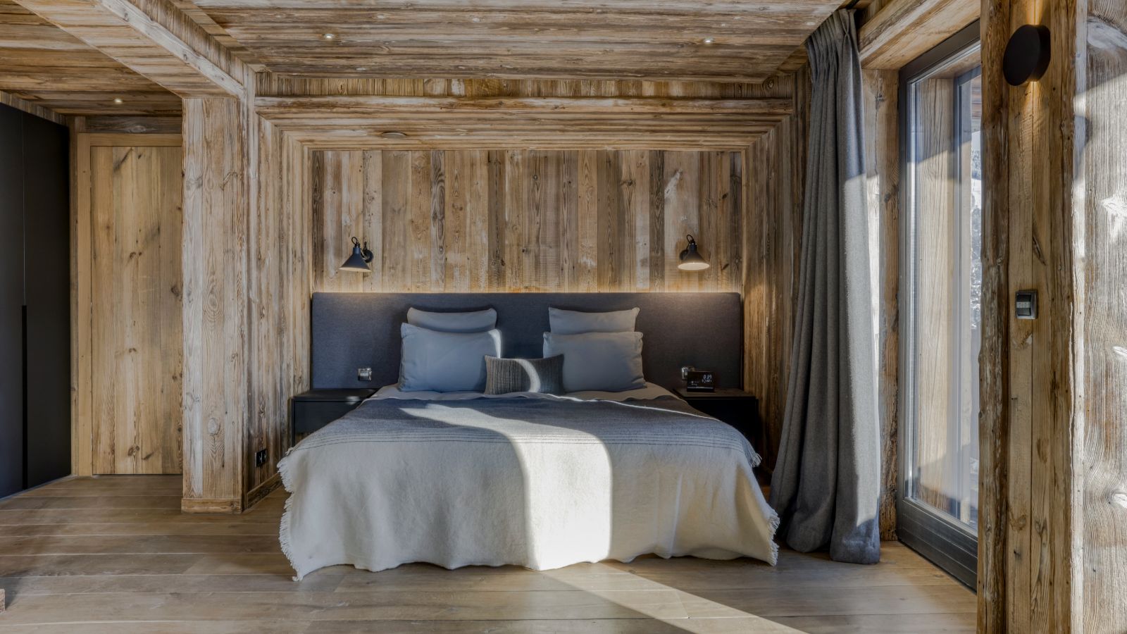 Luxury-Ski-Chalet-Eternel-Megeve-Oxford-Ski-Company-Bedroom (7).jpg