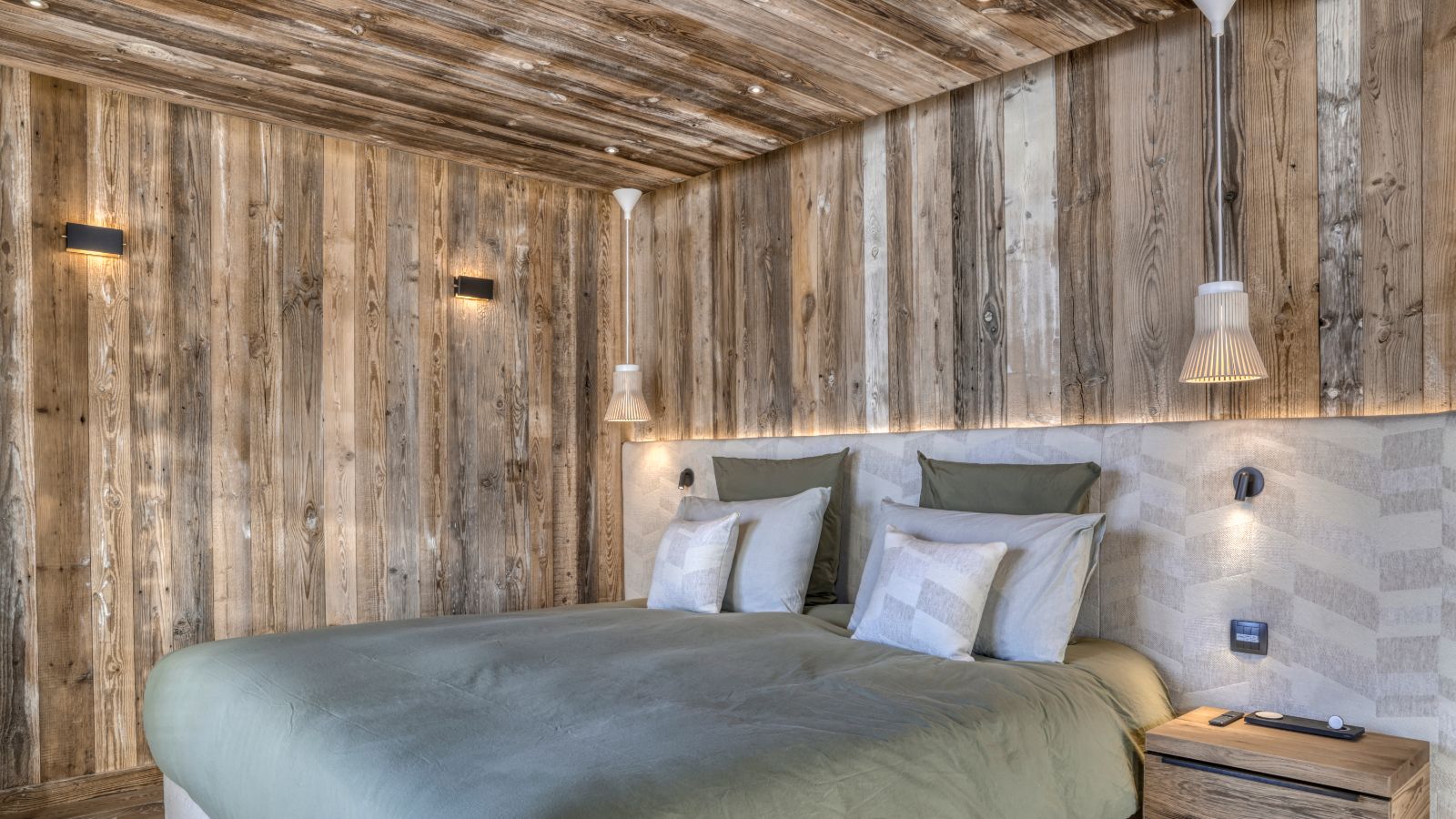Luxury-Ski-Chalet-Eternel-Megeve-Oxford-Ski-Company-Bedroom (10).jpg