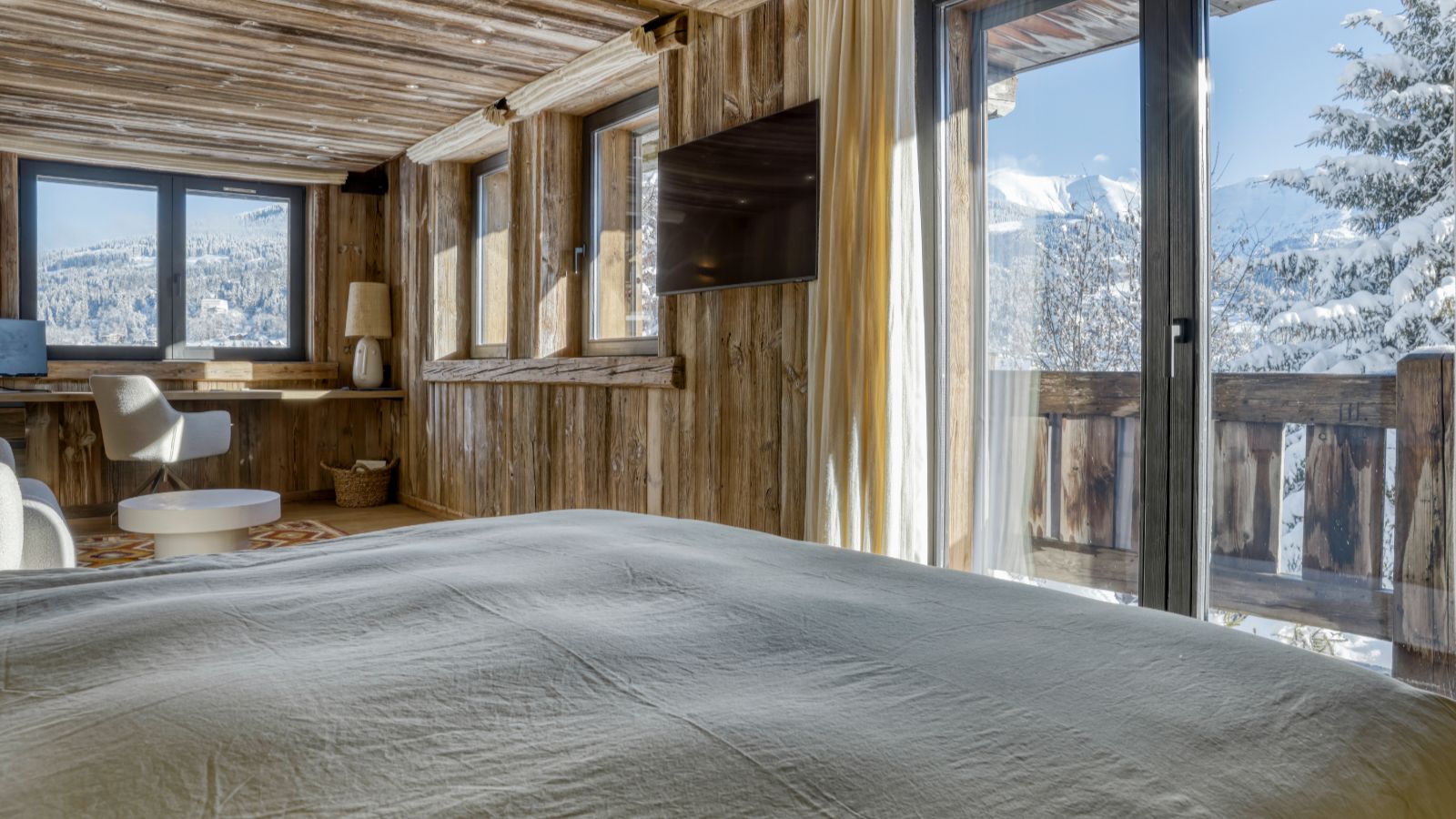 Luxury-Ski-Chalet-Eternel-Megeve-Oxford-Ski-Company-Bedroom (11).jpg