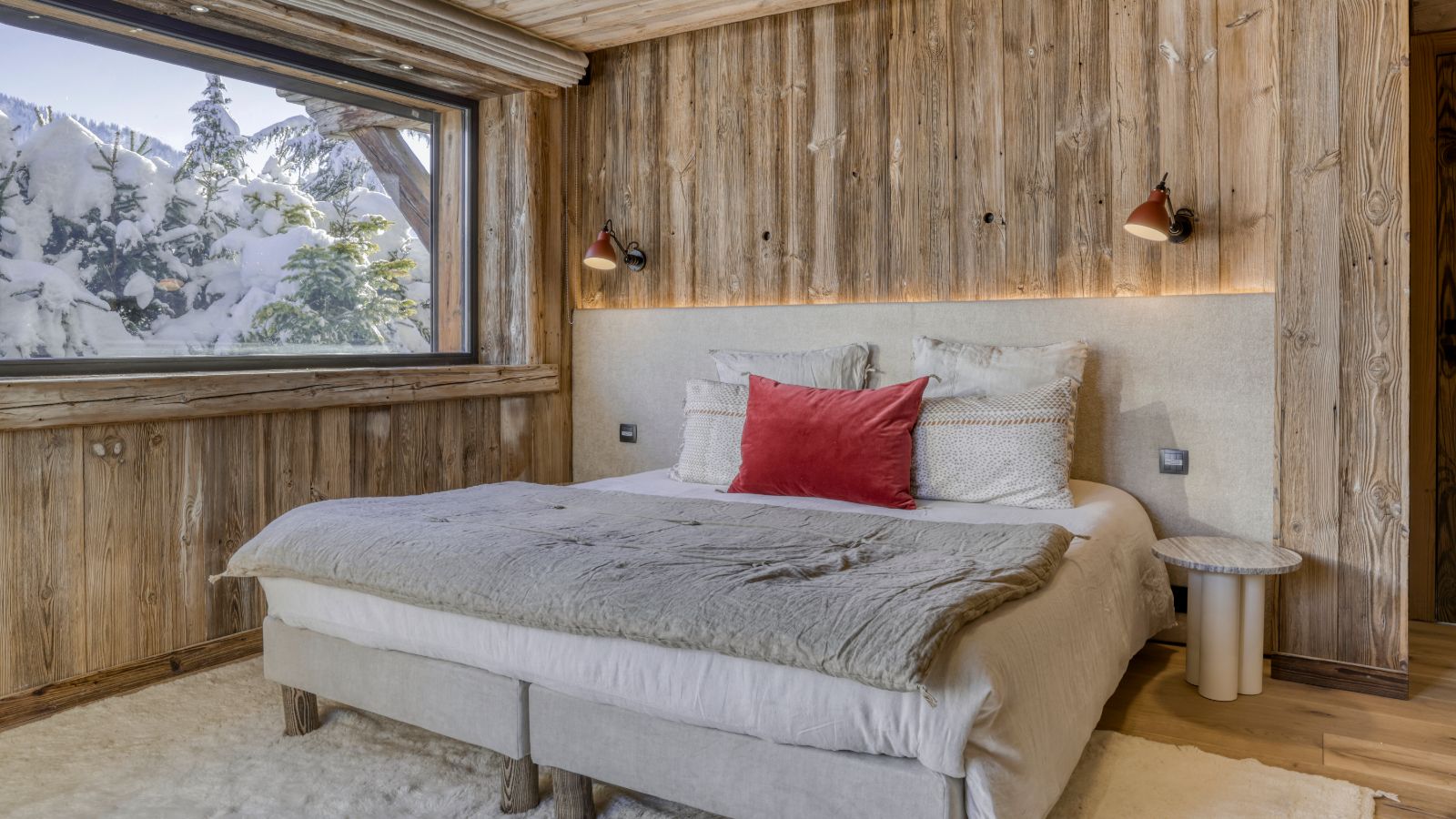 Luxury-Ski-Chalet-Eternel-Megeve-Oxford-Ski-Company-Bedroom (12).jpg