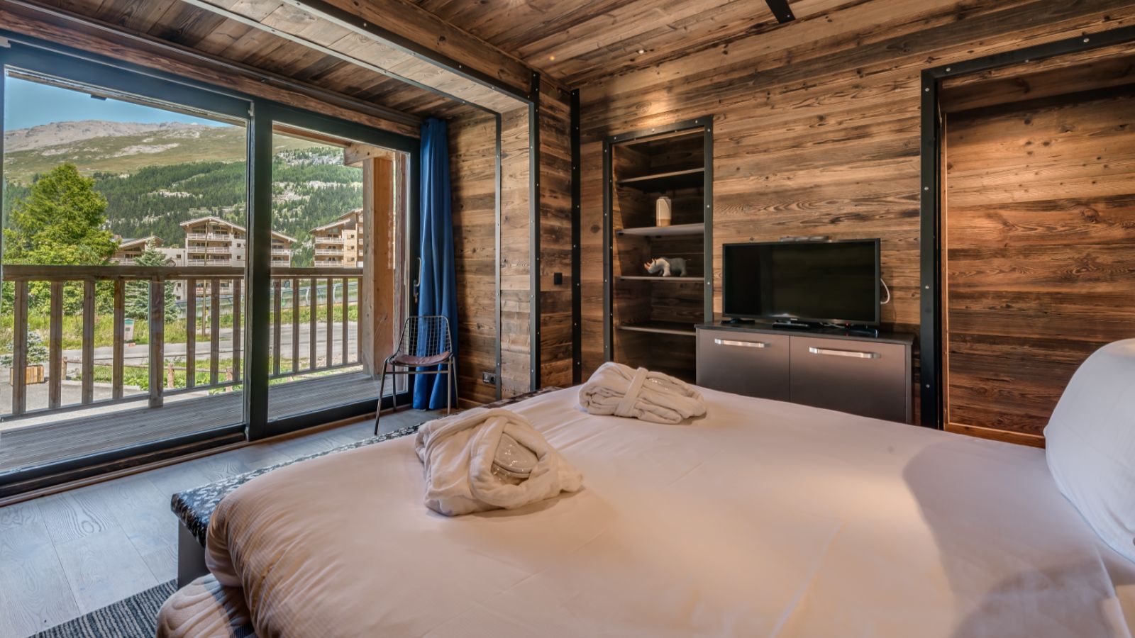 Luxury-Ski-Tignes-Chalet-Monts-Oxford-Ski-Company-Bedroom (2).jpg
