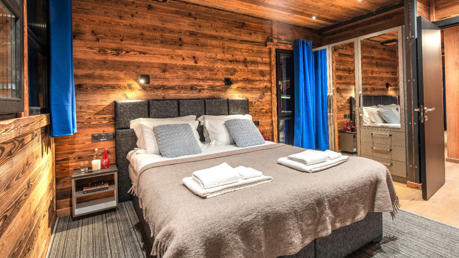 Luxury-Ski-Tignes-Chalet-Monts-Oxford-Ski-Company-Bedroom (3).jpg