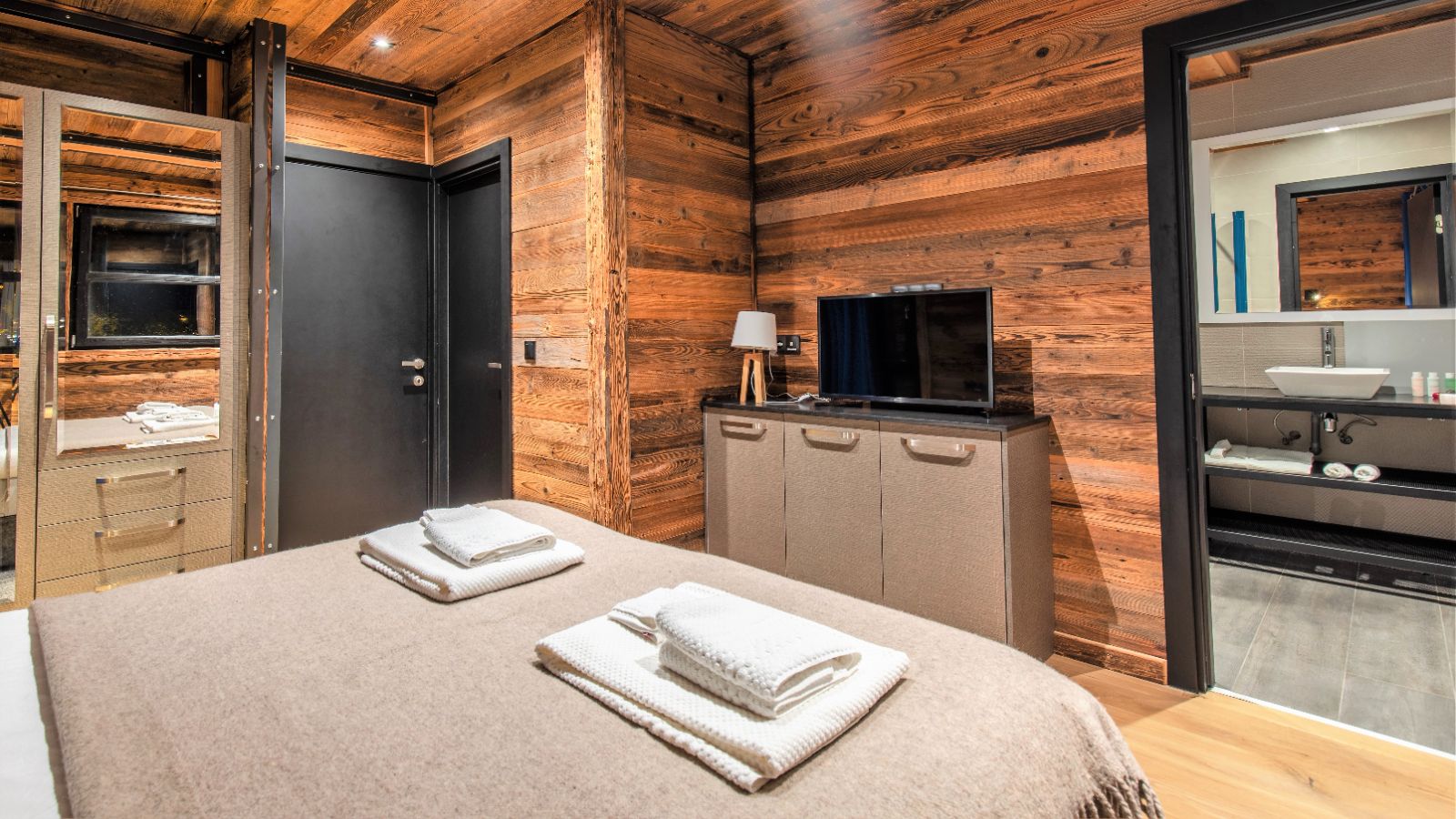 Luxury-Ski-Tignes-Chalet-Monts-Oxford-Ski-Company-Bedroom (5).jpg