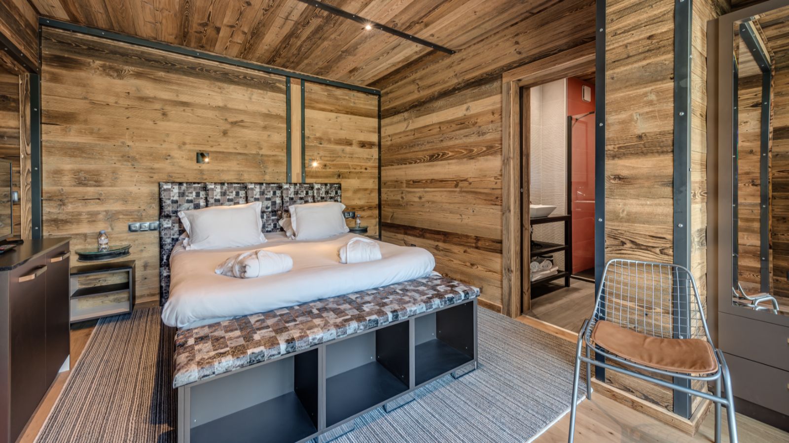Luxury-Ski-Tignes-Chalet-Monts-Oxford-Ski-Company-Bedroom (6).jpg