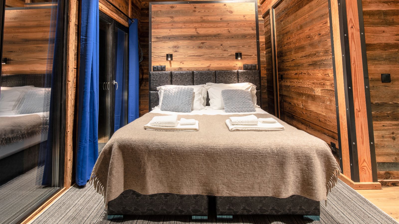 Luxury-Ski-Tignes-Chalet-Monts-Oxford-Ski-Company-Bedroom (7).jpg