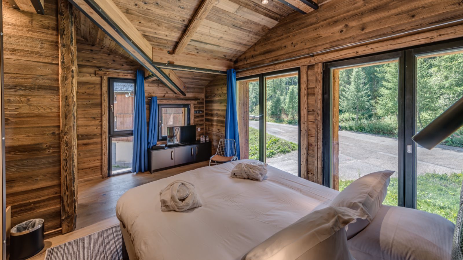 Luxury-Ski-Tignes-Chalet-Monts-Oxford-Ski-Company-Bedroom.jpg