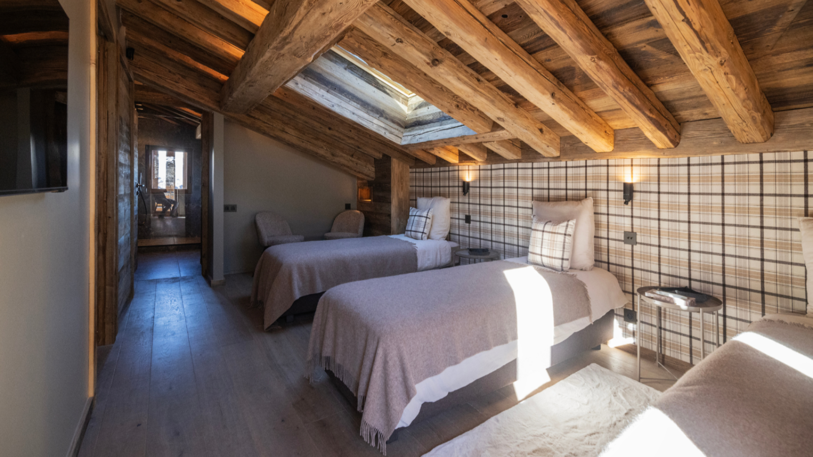 Luxury-Ski-Chalet-Megeve-Chalet-de-la-croix-Oxford-Ski-Bedroom (3).png