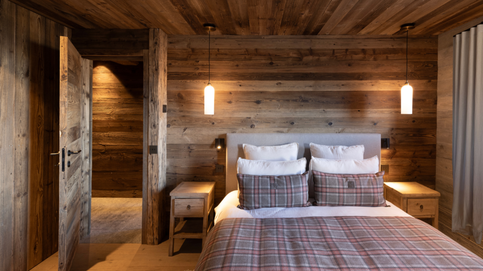 Luxury-Ski-Chalet-Megeve-Chalet-de-la-croix-Oxford-Ski-Bedroom (5).png
