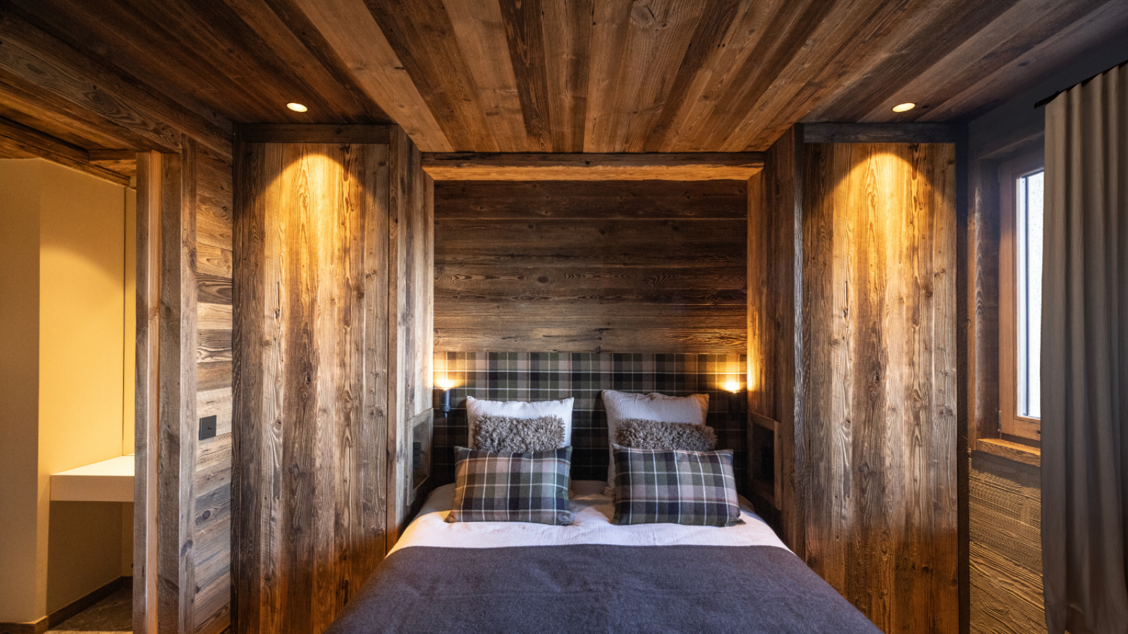 Luxury-Ski-Chalet-Megeve-Chalet-de-la-croix-Oxford-Ski-Bedroom (6).png