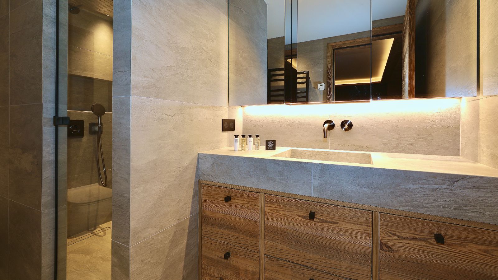 Luxury-Ski-Chalet-Courchevel-1850-Chalet-Le-1850-Oxford-Ski-Bathroom2.jpeg