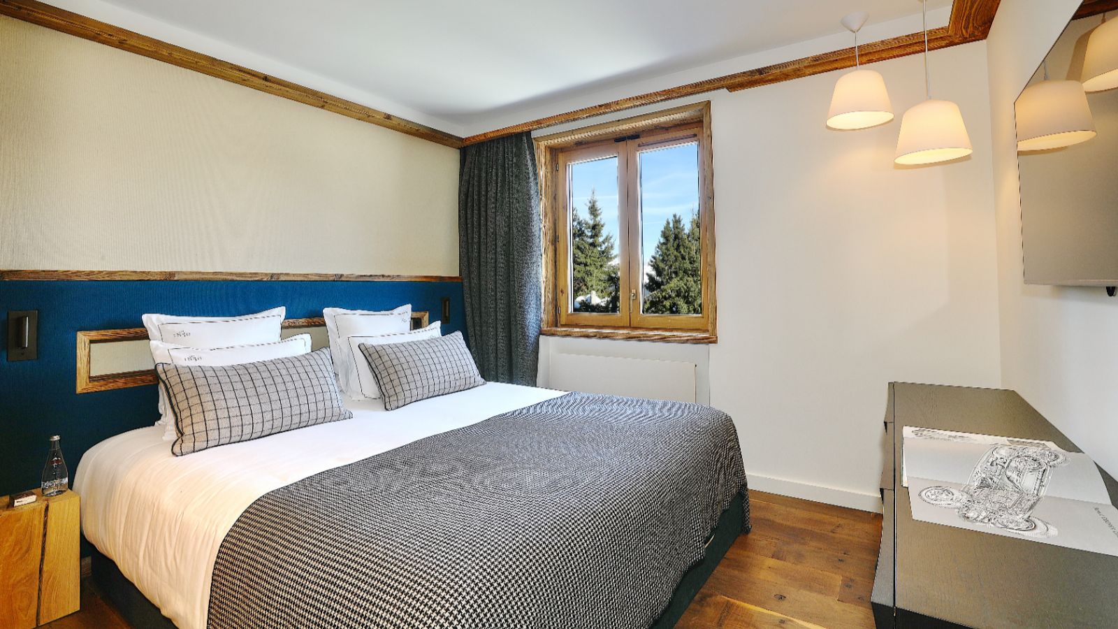 Luxury-Ski-Chalet-Courchevel-1850-Chalet-Le-1850-Oxford-Ski-Bedroom (11).jpeg