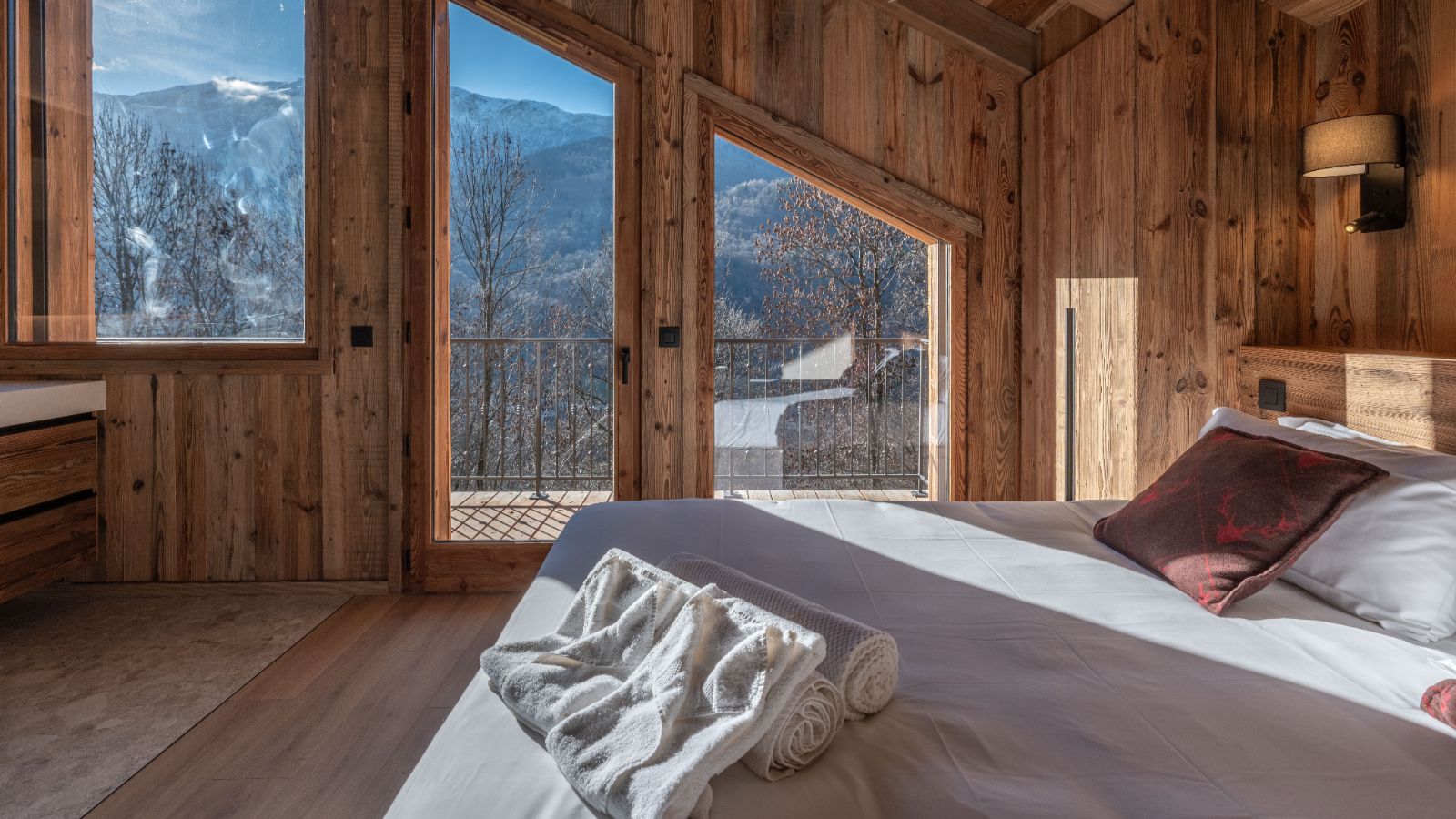 Luxury-Ski-Chalet-Meribel-Chalet-Altais-Oxford-Ski-Bedroom (4).jpg