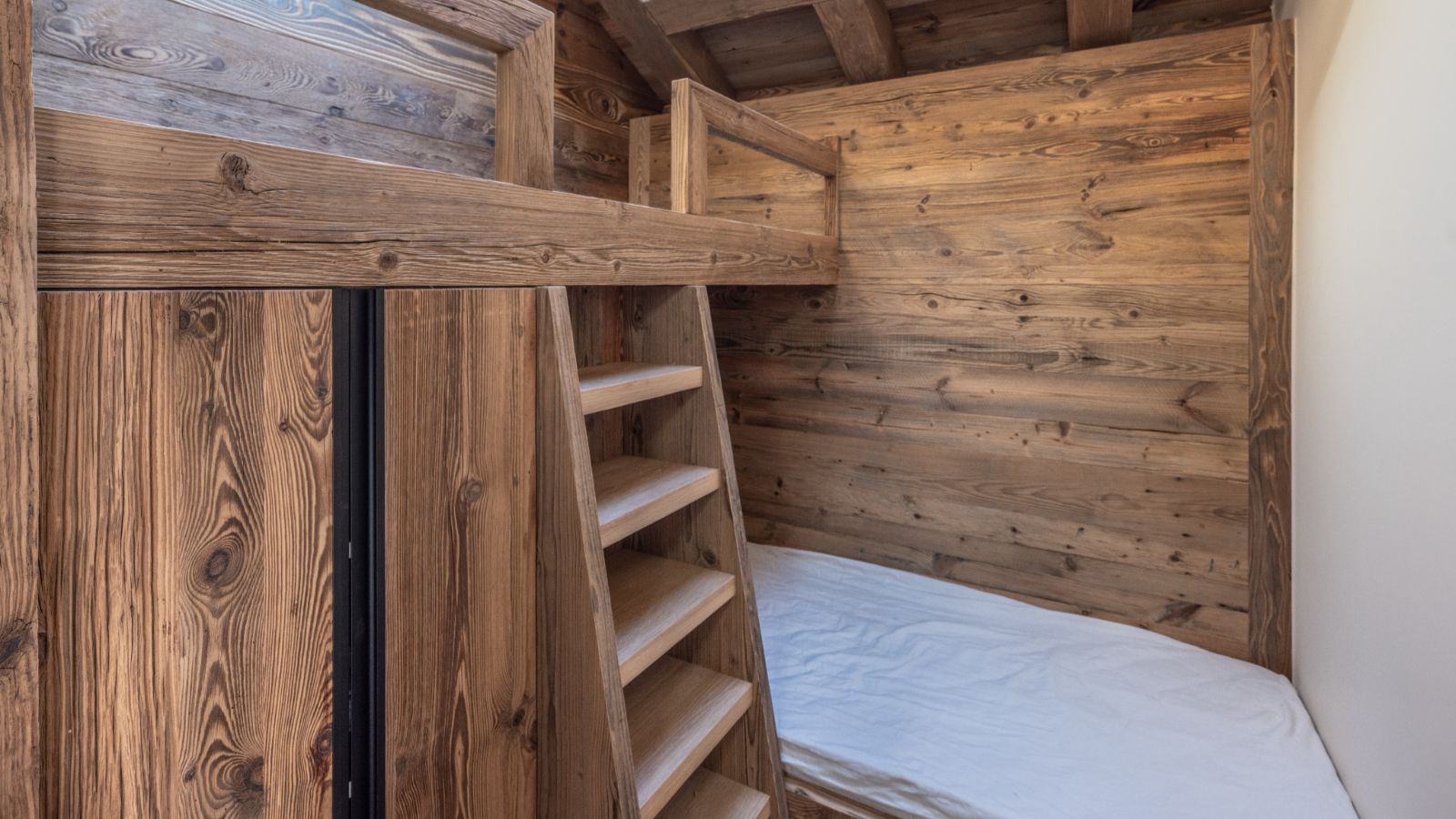 Luxury-Ski-Chalet-Meribel-Chalet-Altais-Oxford-Ski-Bedroom (8).jpg