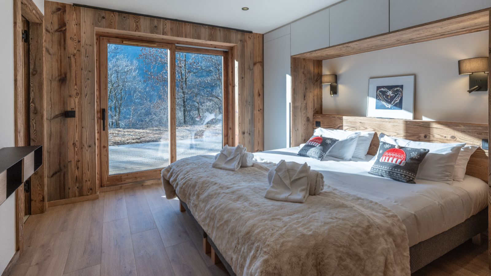 Luxury-Ski-Chalet-Meribel-Chalet-Altais-Oxford-Ski-Bedroom (20).jpg