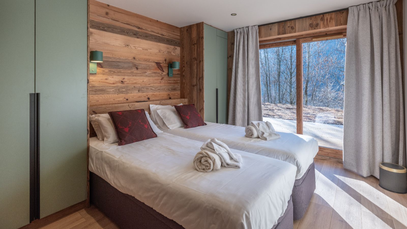 Luxury-Ski-Chalet-Meribel-Chalet-Altais-Oxford-Ski-Bedroom (22).jpg