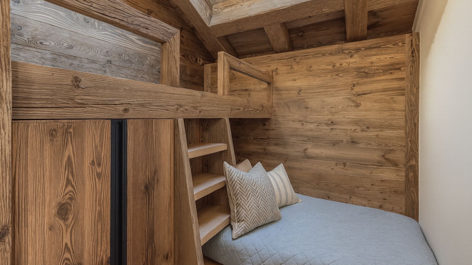 Luxury-Ski-Chalet-Meribel-Chalet-Altais-Oxford-Ski-Bunk-Bedroom2.jpg