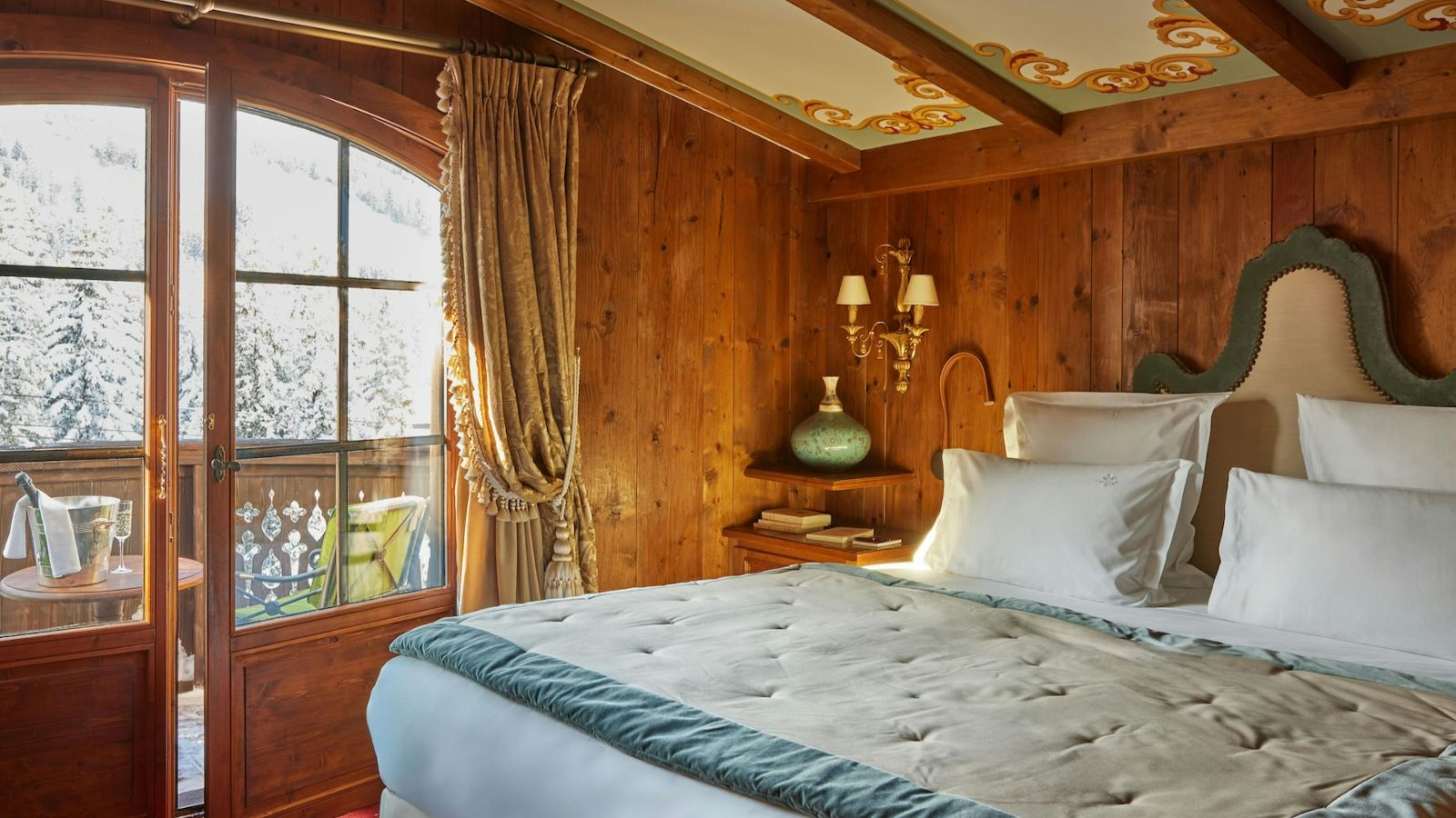 Luxury-Ski-Suite-Courchevel-1850-Lys-Martagon-Suite-Airelles-Oxford-Ski-Bedroom (2).jpeg