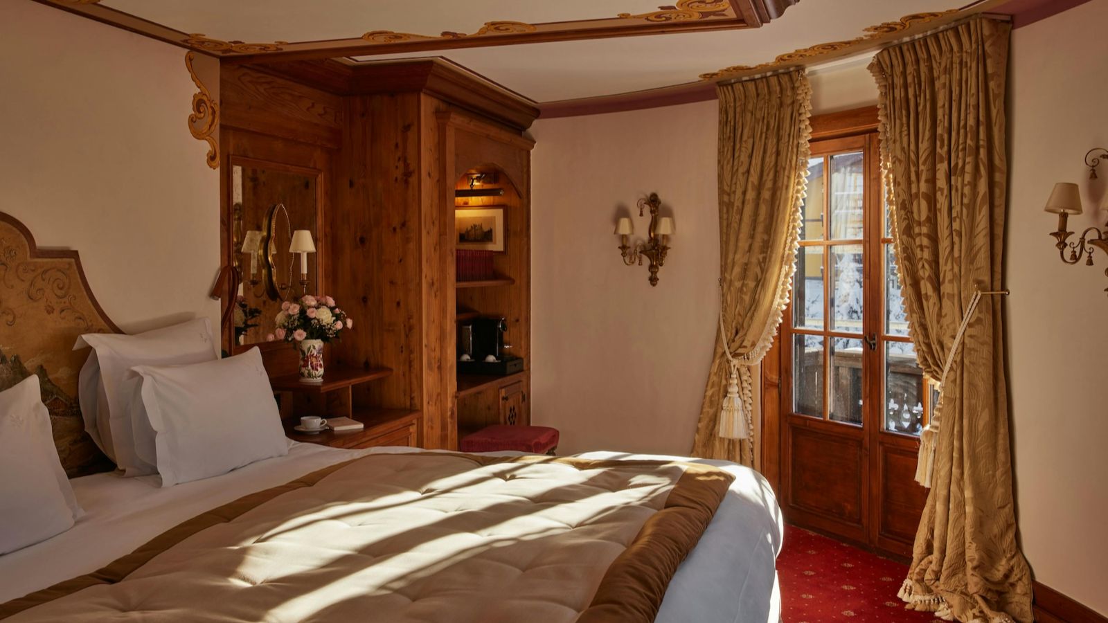 Luxury-Ski-Suite-Courchevel-1850-Lys-Martagon-Suite-Airelles-Oxford-Ski-Bedroom (4).jpeg
