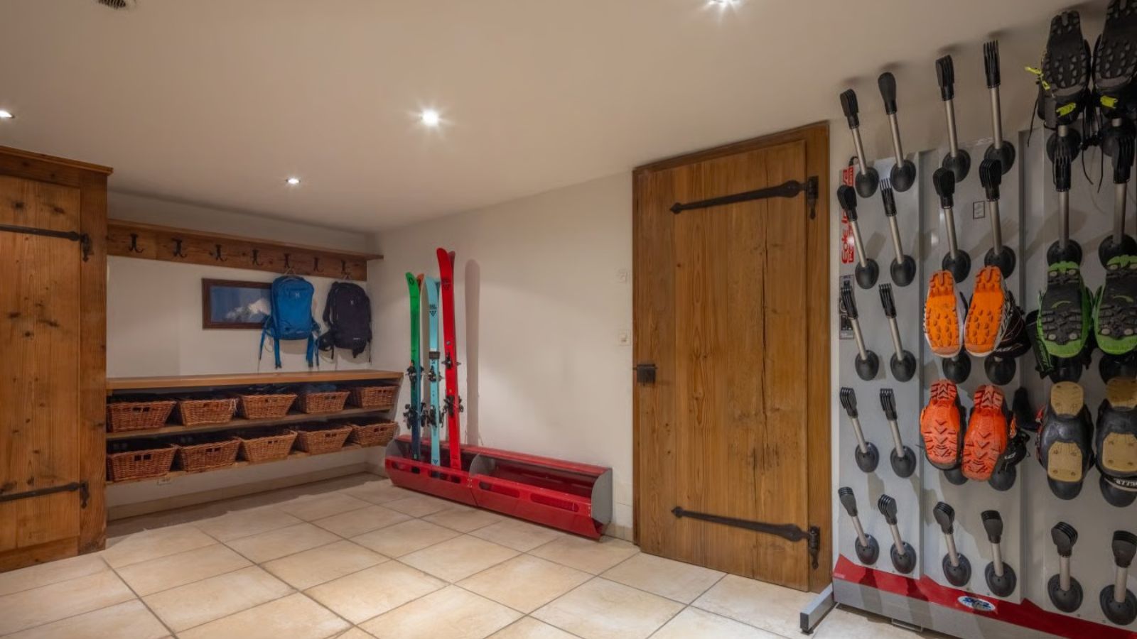Luxury-Ski-Verbier-Chalet-lalapanzi-OSC-Skiroom.jpg