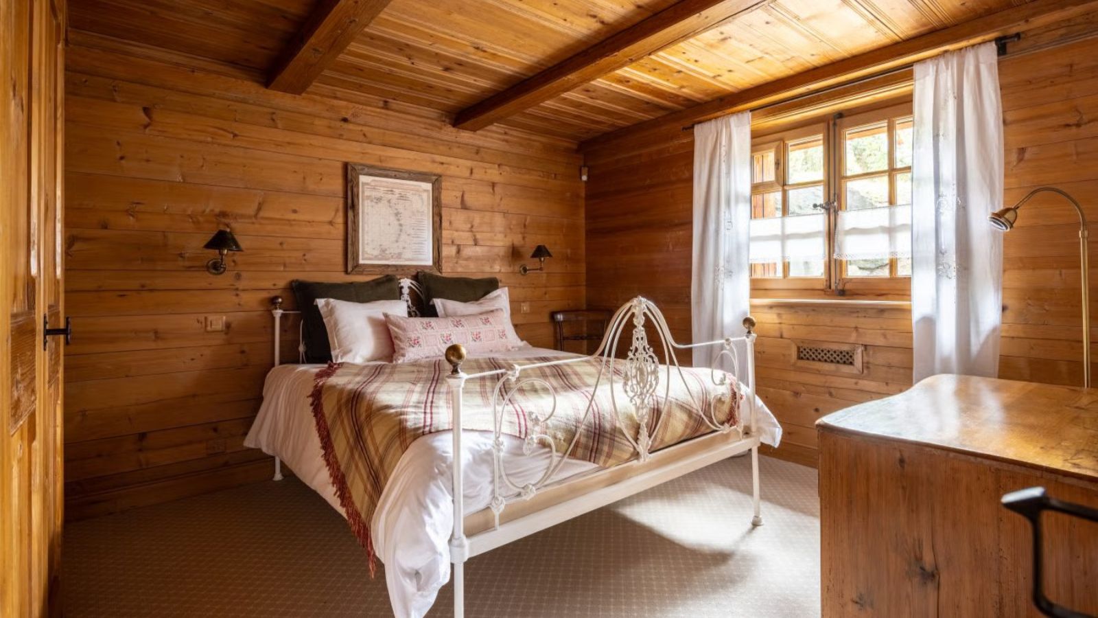 Luxury-Ski-Verbier-Chalet-lalapanzi-OSC-Bedroom1.jpg