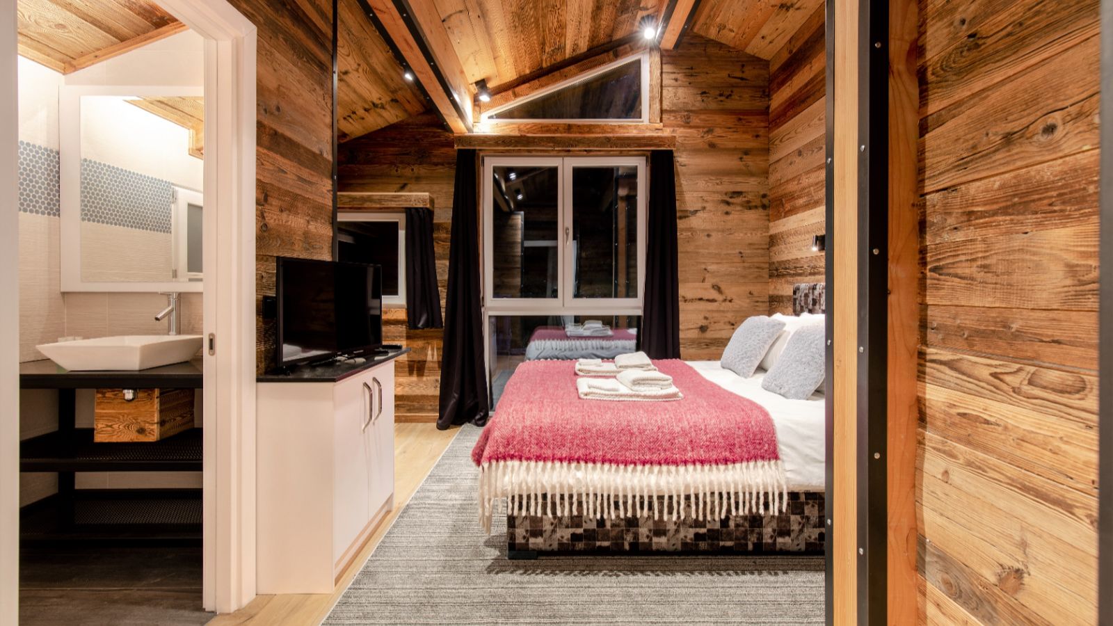 Luxury-Ski-Tignes-Chalet Merveilles-OSC- Bedroom.jpg