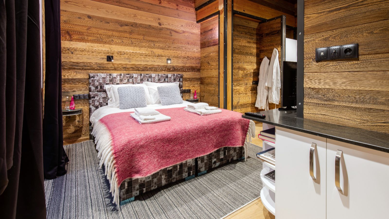 Luxury-Ski-Tignes-Chalet Merveilles-OSC-Bedroom (2).jpg