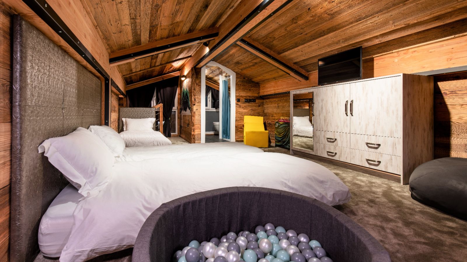 Luxury-Ski-Tignes-Chalet Merveilles-OSC-Bedroom (3).jpg