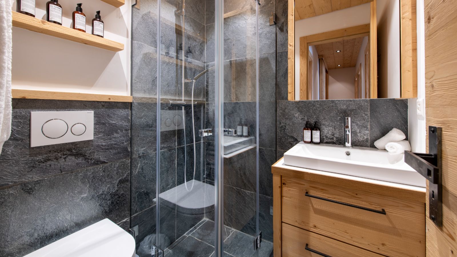Luxury-Ski-Chalet-Verbier-Chalet-Roselle-Oxford-Ski-Bathroom.jpg