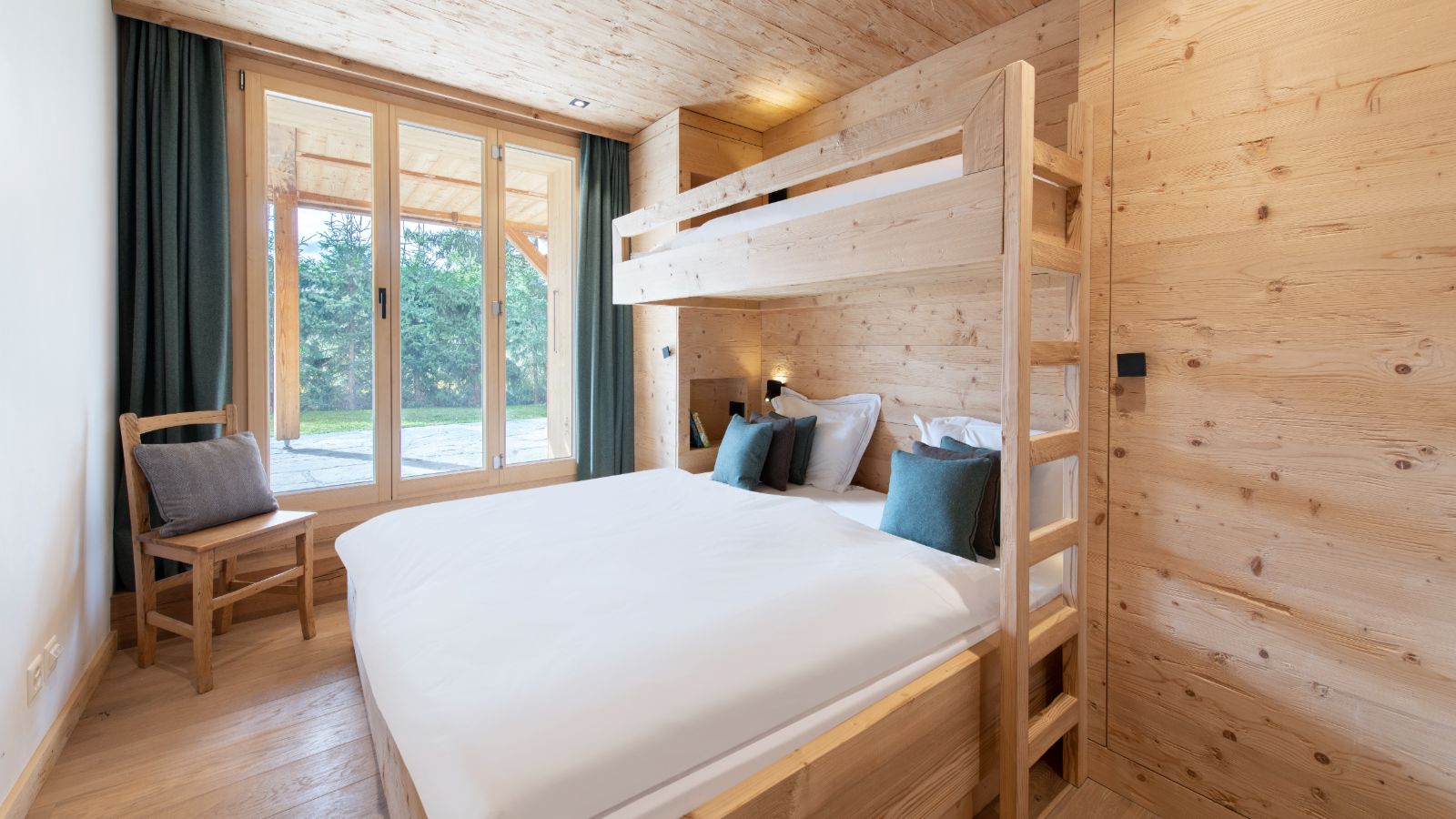 Luxury-Ski-Chalet-Verbier-Chalet-Roselle-Oxford-Ski-Bedroom (7).jpg