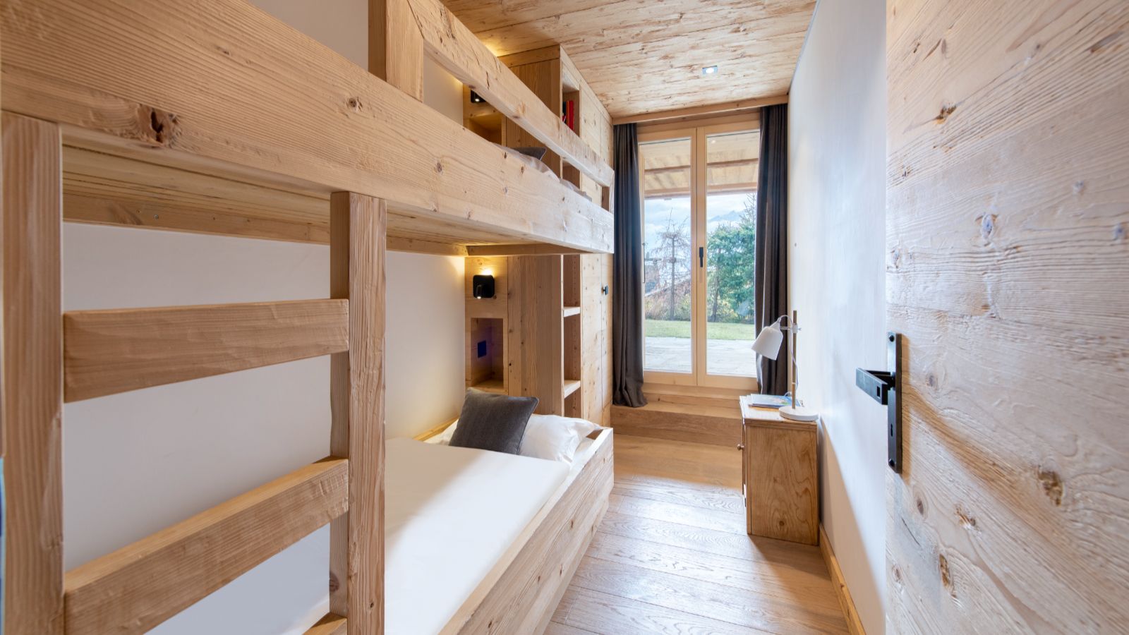 Luxury-Ski-Chalet-Verbier-Chalet-Roselle-Oxford-Ski-Bedroom (9).jpg