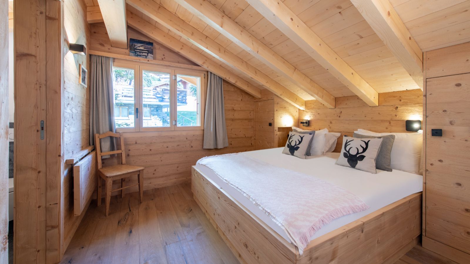 Luxury-Ski-Chalet-Verbier-Chalet-Roselle-Oxford-Ski-Bedroom (14).jpg