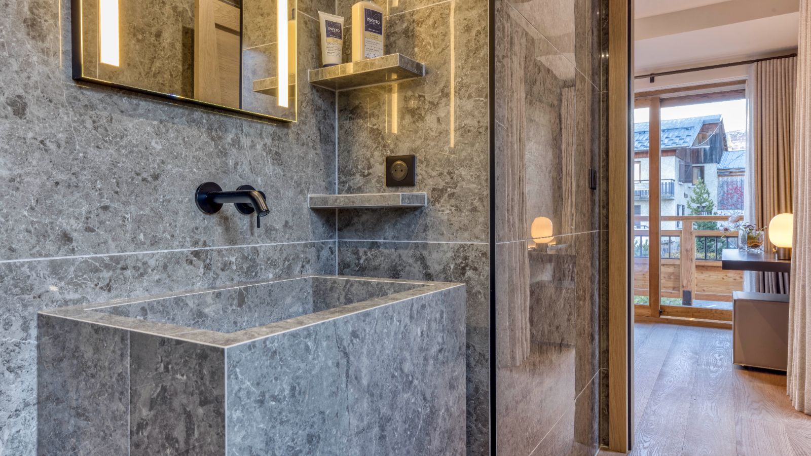 Luxury-Ski-Chalet-Courchevel-1550-Chalet-Nid-D-Hiver-Oxford-Ski-Bathroom2.jpg