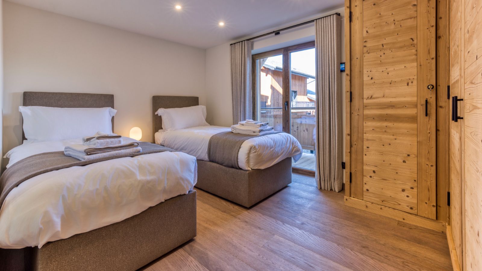 Luxury-Ski-Chalet-Courchevel-1550-Chalet-Nid-D-Hiver-Oxford-Ski-Bedroom (10).jpg
