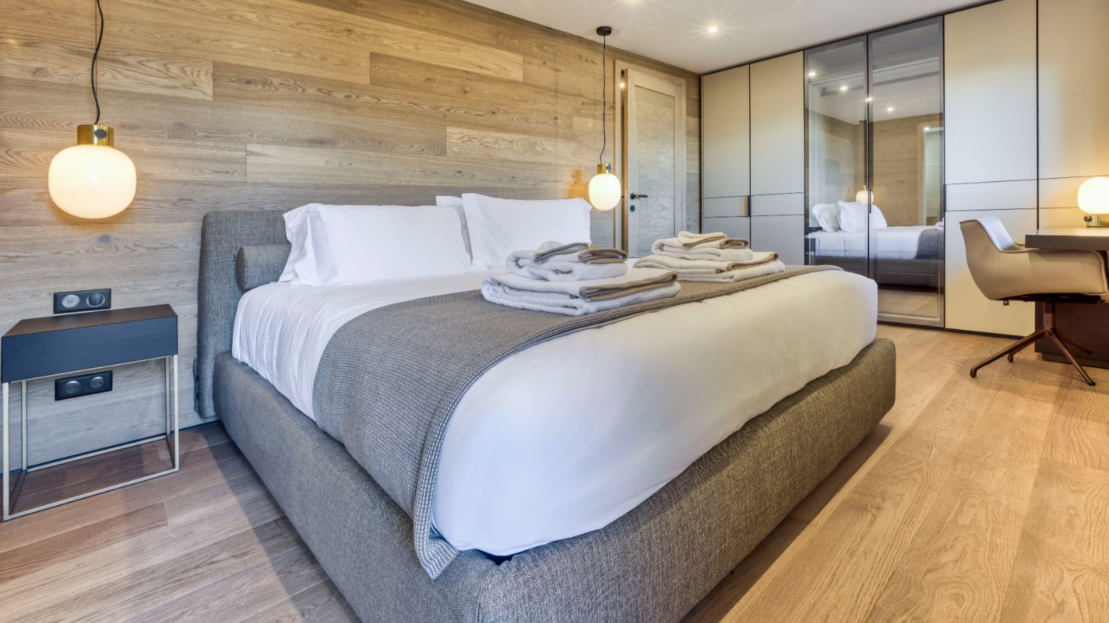 Luxury-Ski-Chalet-Courchevel-1550-Chalet-Nid-D-Hiver-Oxford-Ski-Bedroom (16).jpg