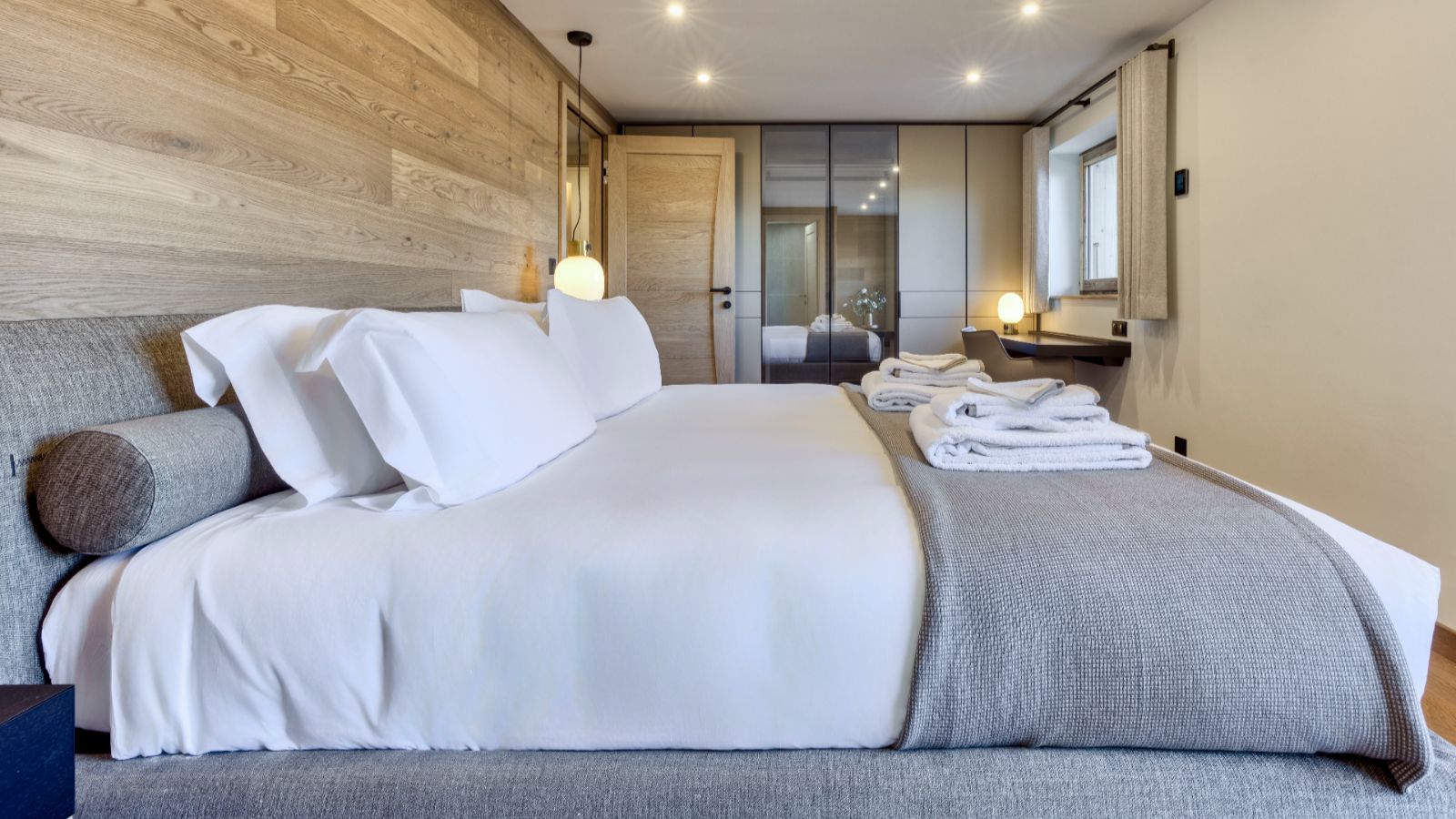 Luxury-Ski-Chalet-Courchevel-1550-Chalet-Nid-D-Hiver-Oxford-Ski-Bedroom (19).jpg