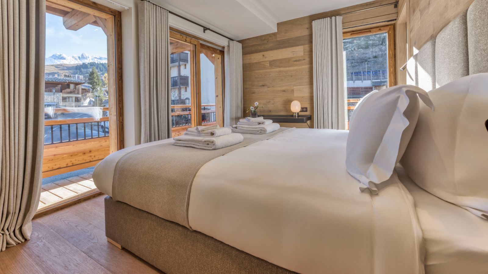 Luxury-Ski-Chalet-Courchevel-1550-Chalet-Nid-D-Hiver-Oxford-Ski-Bedroom (20).jpg