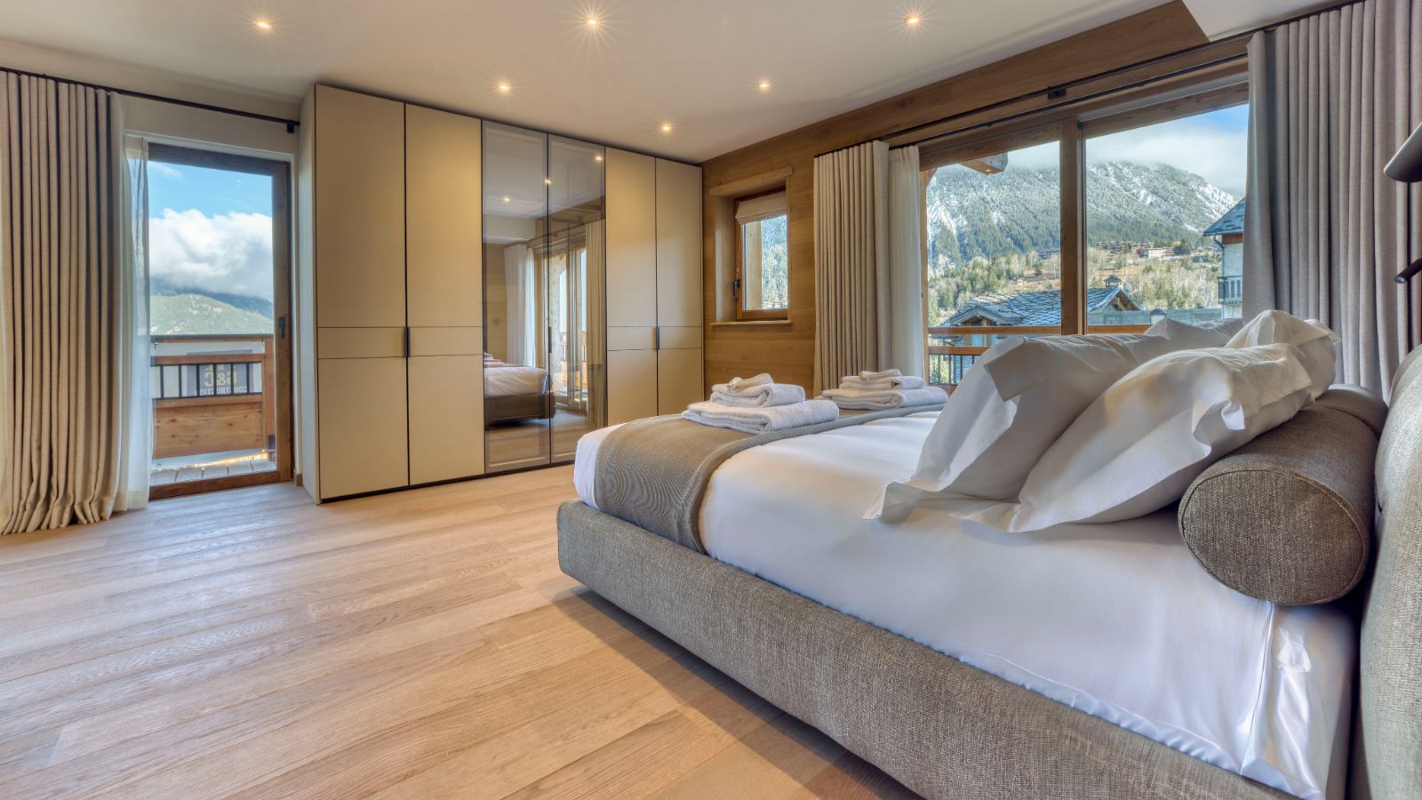 Luxury-Ski-Chalet-Courchevel-1550-Chalet-Nid-D-Hiver-Oxford-Ski-Bedroom (22).jpg