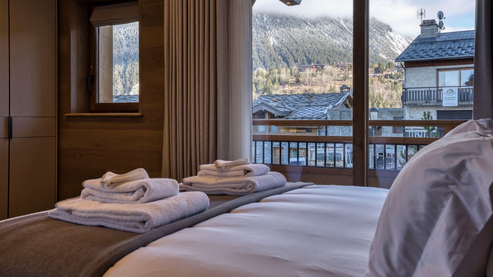 Luxury-Ski-Chalet-Courchevel-1550-Chalet-Nid-D-Hiver-Oxford-Ski-Bedroom (28).jpg
