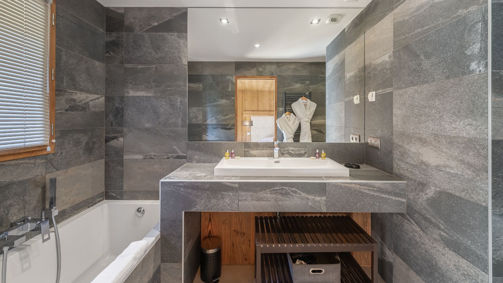 Luxury-Ski-Chalet-Meribel-Chalet-Kashmir-Oxford-Ski-Bathroom.jpg