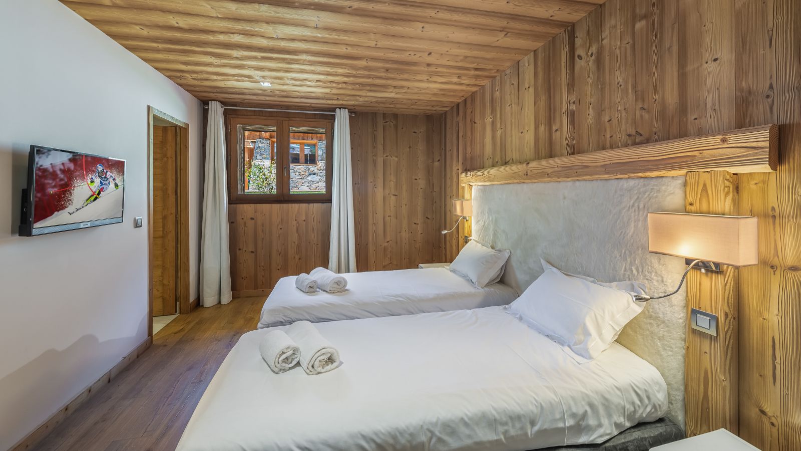 Luxury-Ski-Chalet-Meribel-Chalet-Kashmir-Oxford-Ski-Bedroom (16).jpg