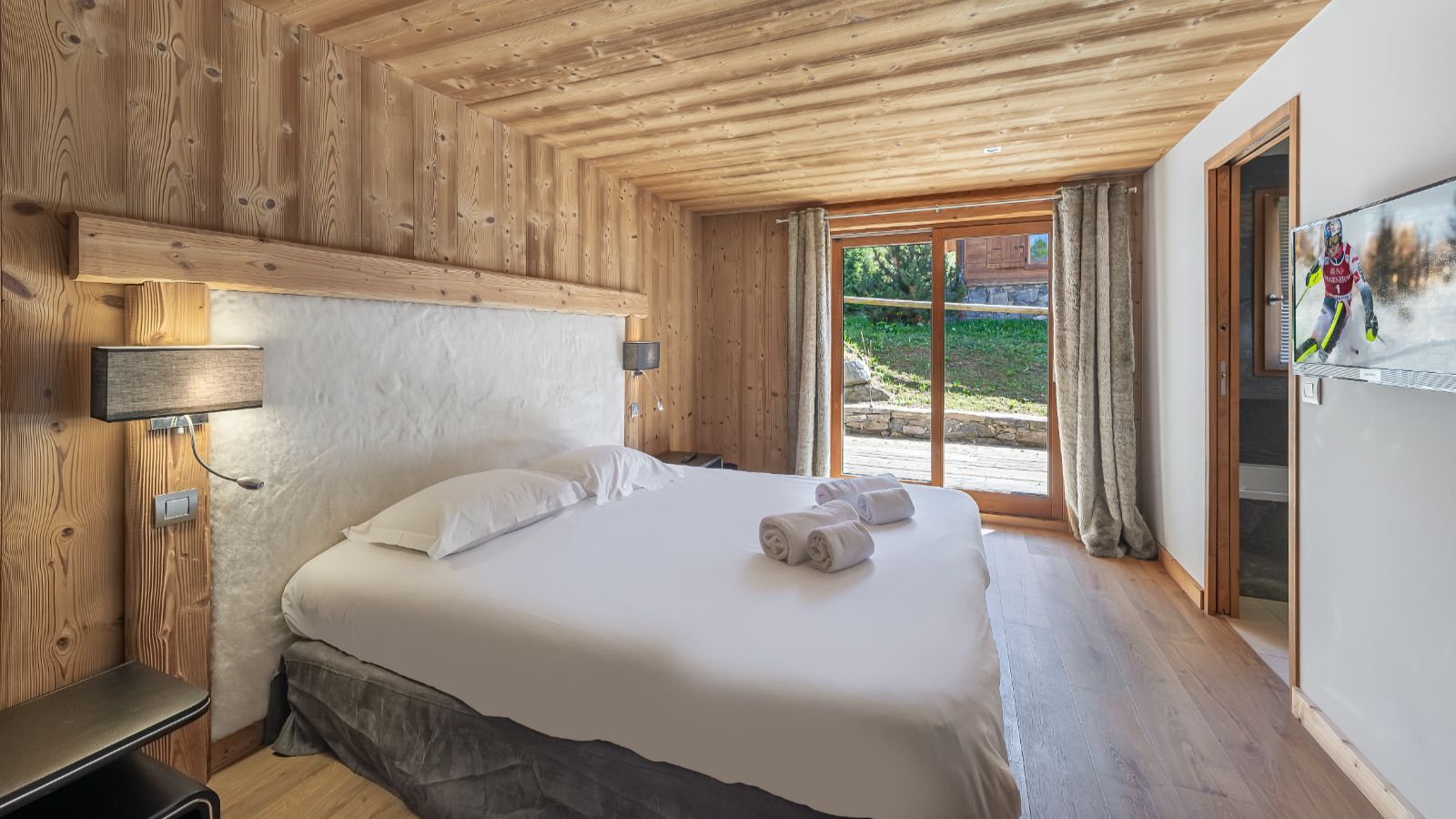 Luxury-Ski-Chalet-Meribel-Chalet-Kashmir-Oxford-Ski-Bedroom (17).jpg