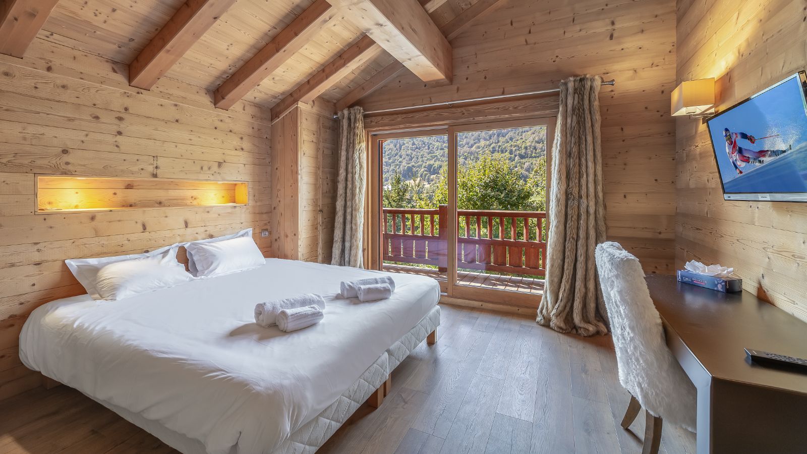 Luxury-Ski-Chalet-Meribel-Chalet-Kashmir-Oxford-Ski-Bedroom (19).jpg