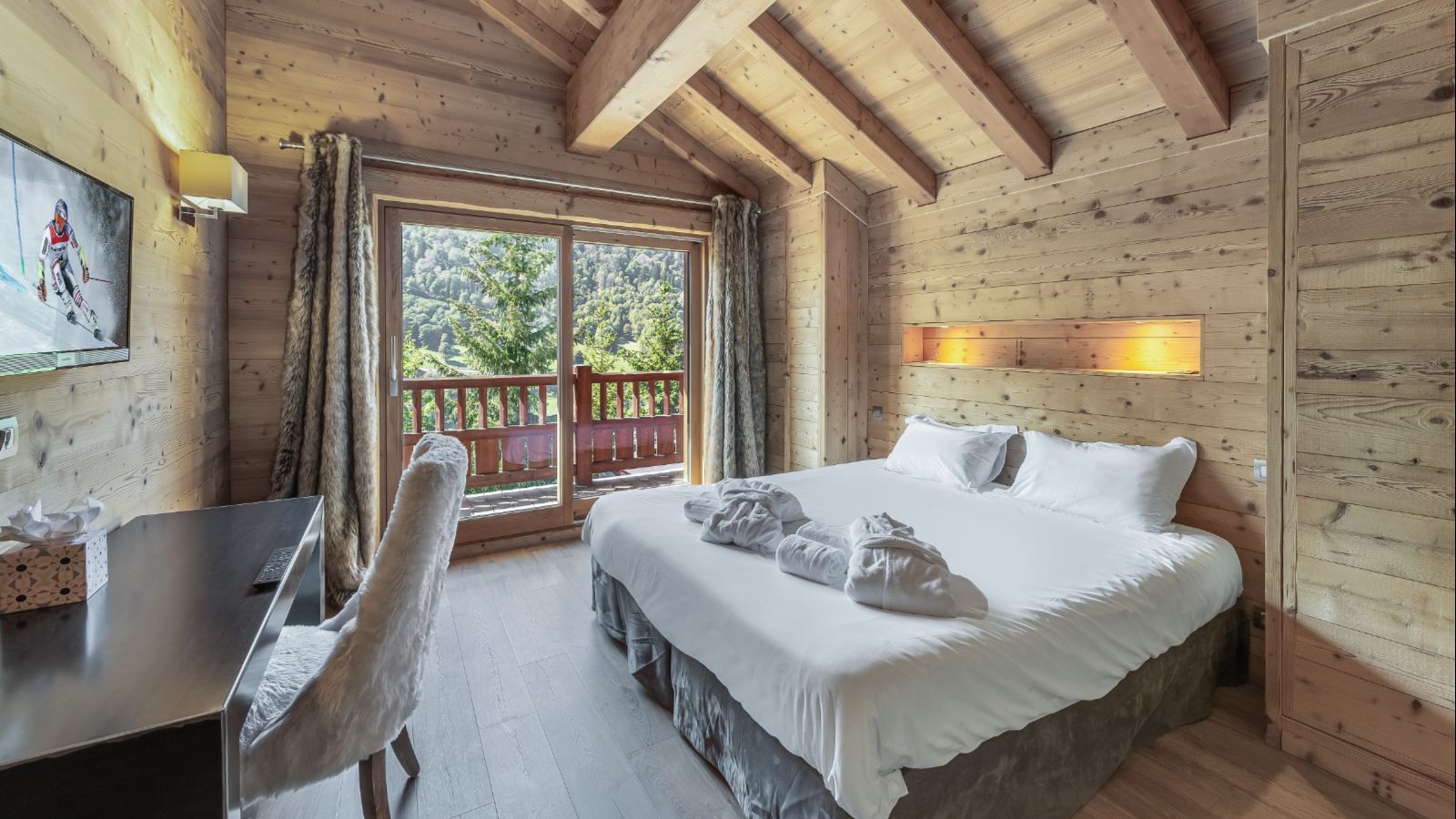 Luxury-Ski-Chalet-Meribel-Chalet-Kashmir-Oxford-Ski-Bedroom (20).jpg