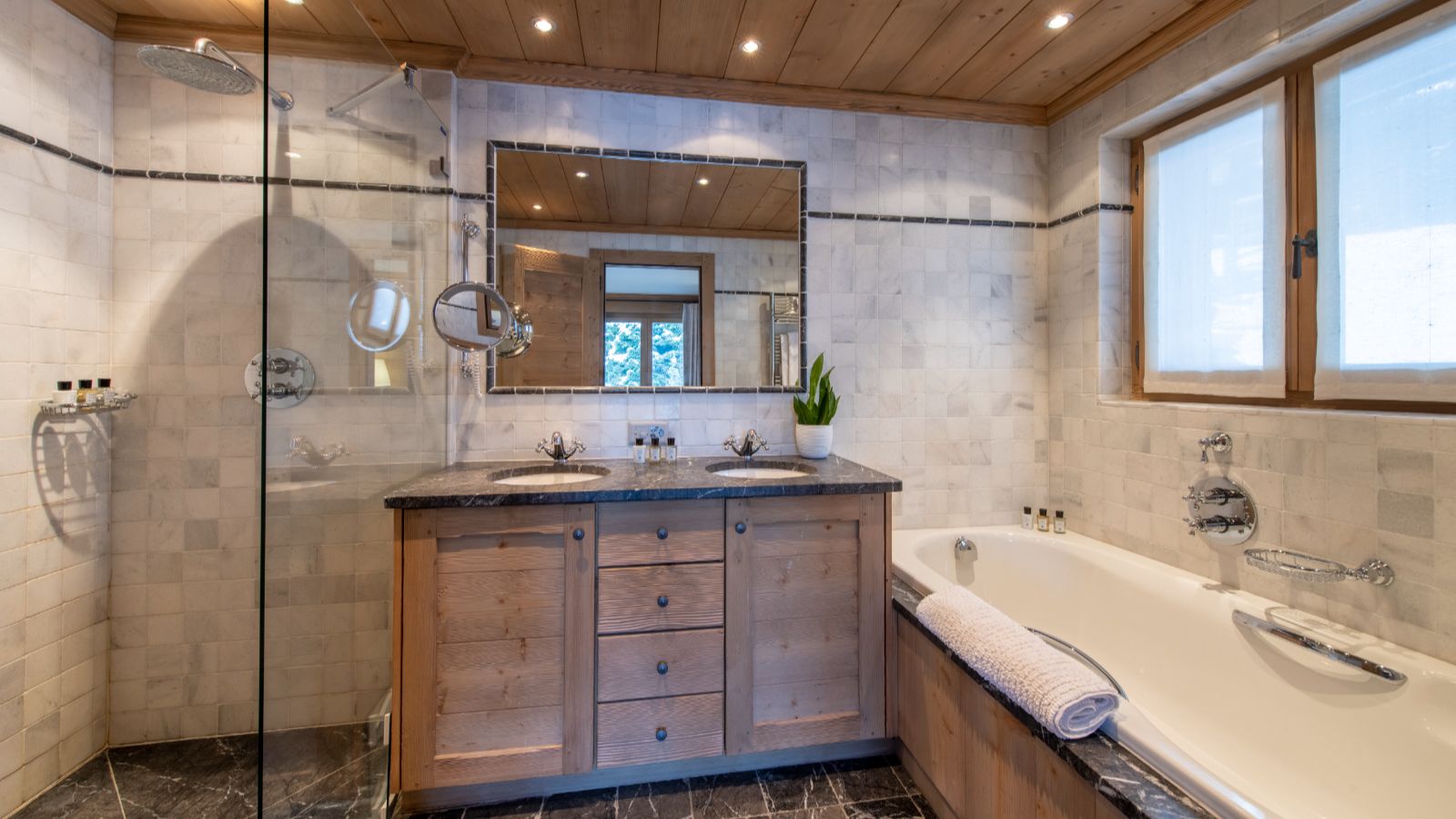 Luxury-Ski-Chalet-Verbier-Cantarella-Oxford-Ski-Bathroom.jpg