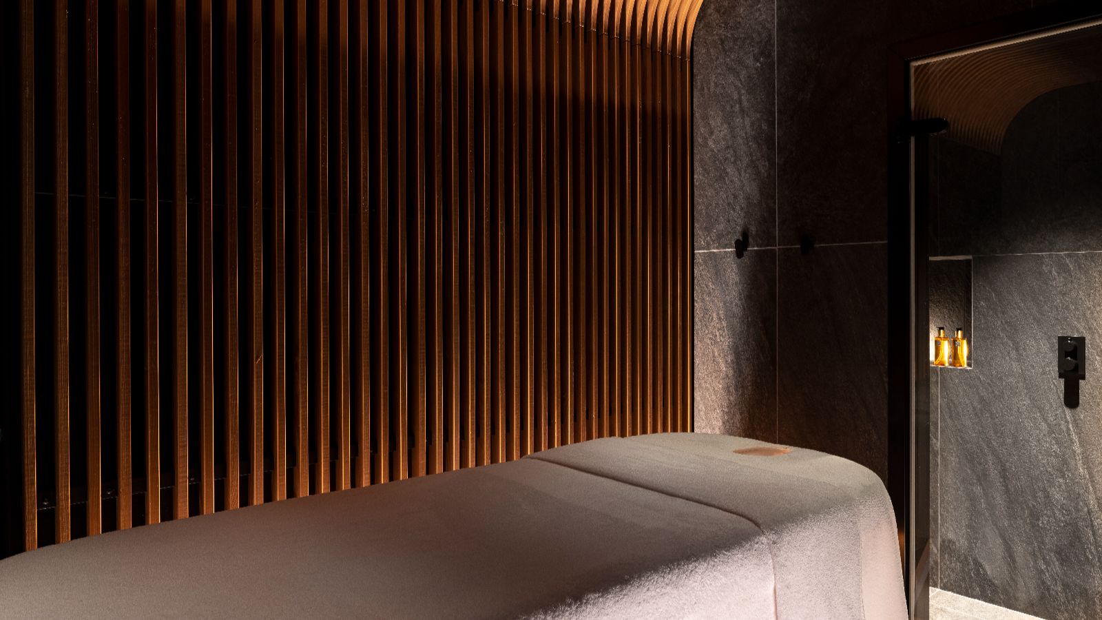 Luxury-Ski-Hotel-MLodge-OSC-Massage room.jpg