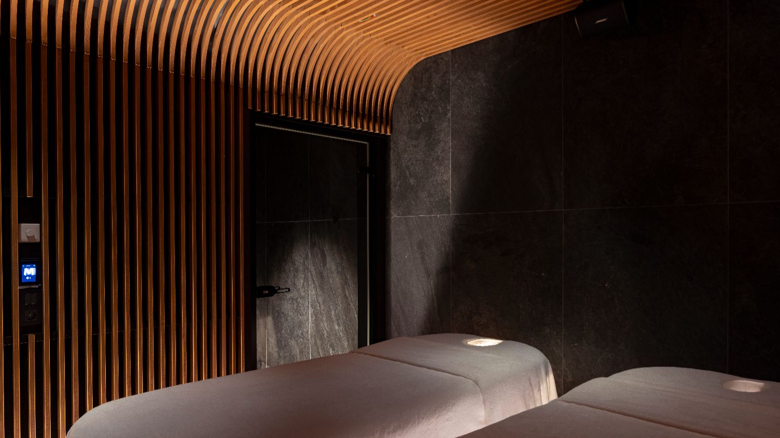 Luxury-Ski-Hotel-MLodge-OSC-Treatment room.jpg