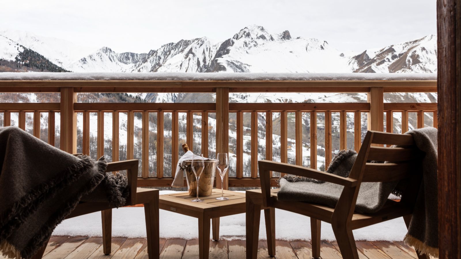 Luxury-Ski-Hotel-MLodge-OSC-Balcony.jpg