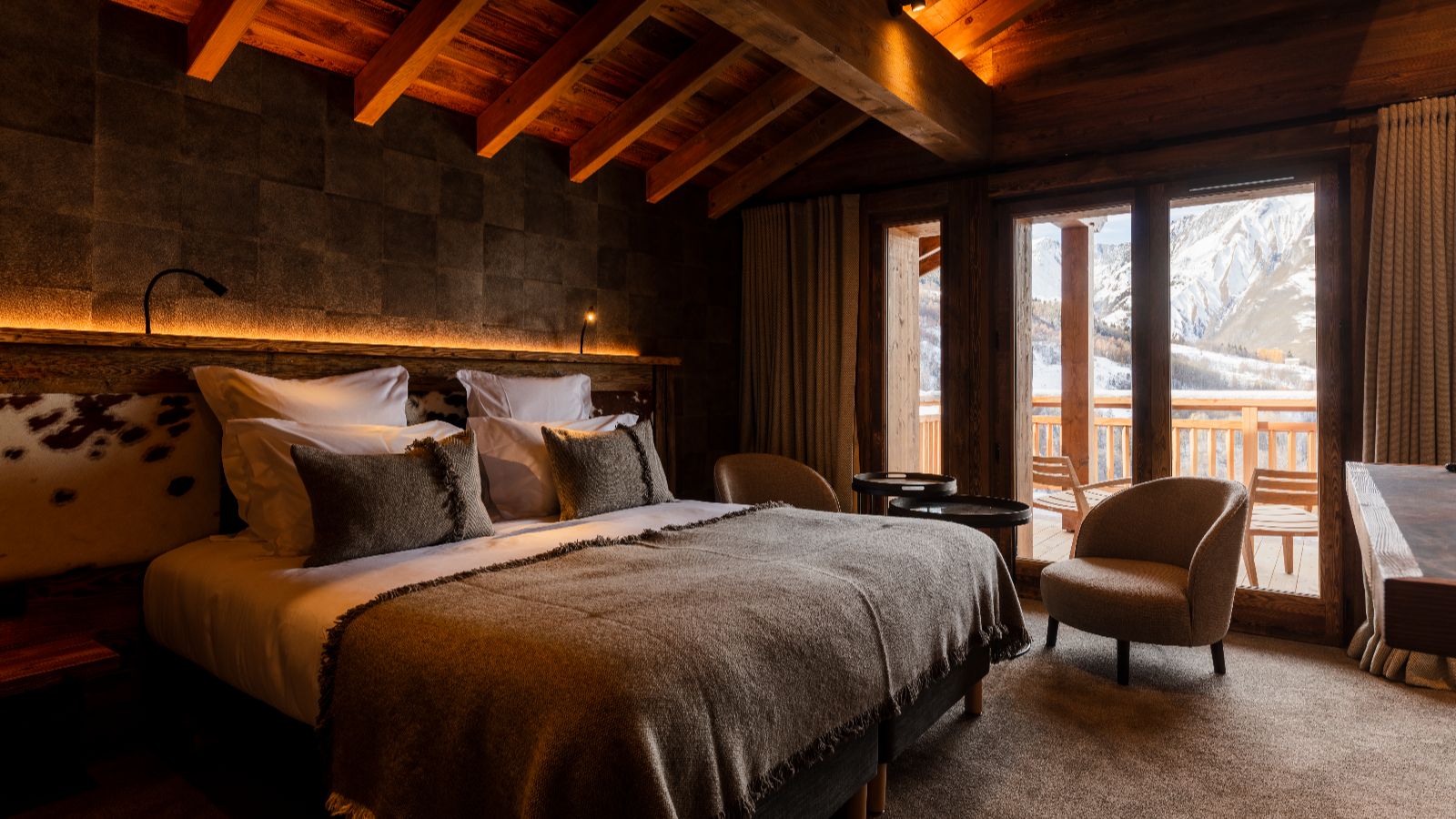 Luxury-Ski-Hotel-MLodge-OSC-Bedroom (2).jpg