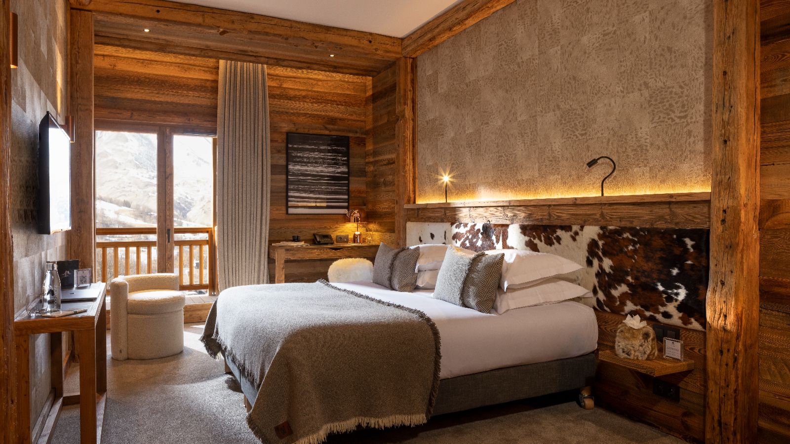 Luxury-Ski-Hotel-MLodge-OSC-Bedroom.jpg