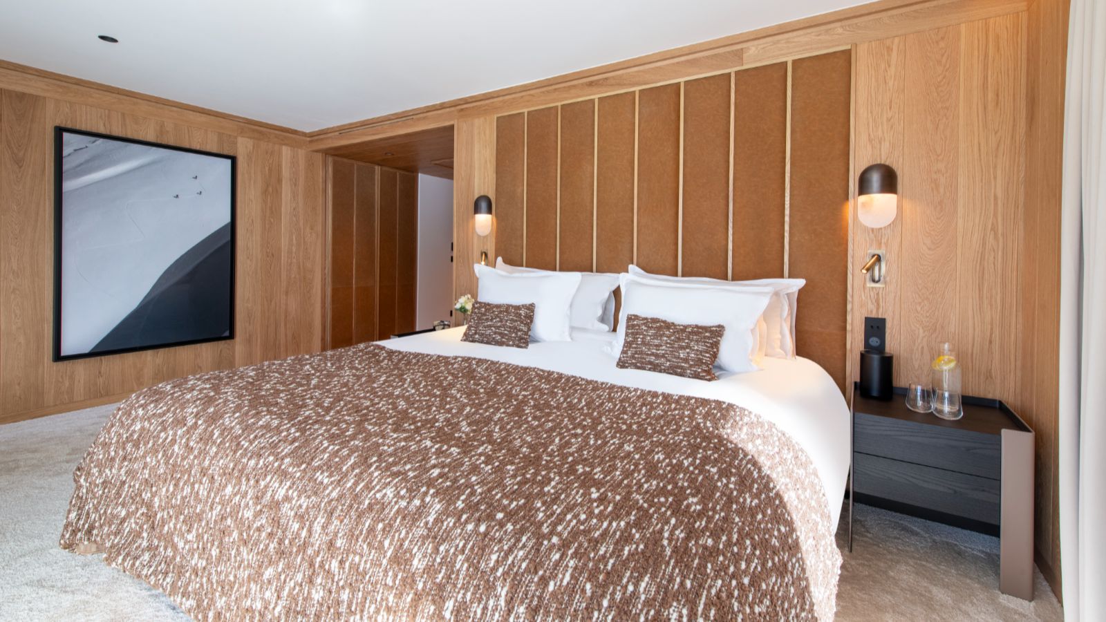 Luxury-Ski-Chalet-Courchevel-1850-Sasha-Apartment-4-Oxford-Ski-Bedroom (9).jpg